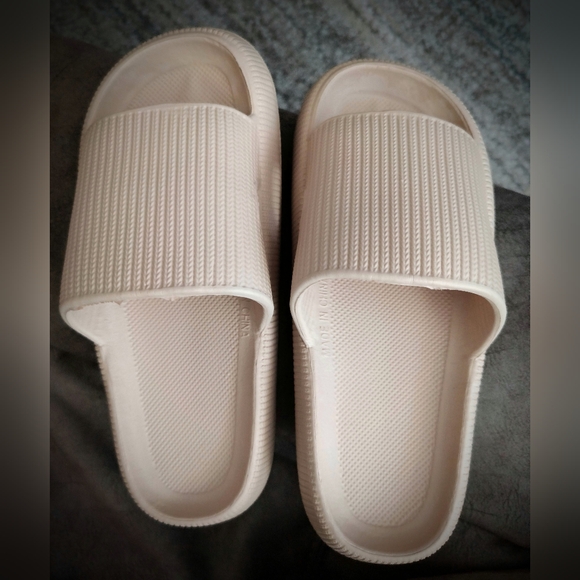 NEW THE CLOUDIES™ - ORIGINAL Size 8 Women's Slides - Picture 6 of 6